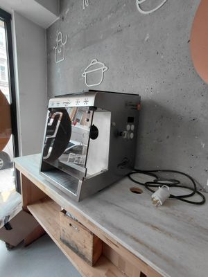 une machine à café posée sur le comptoir d'un café