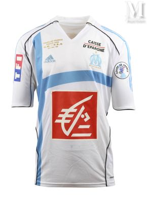 un gros plan sur un maillot de football orné d'un logo