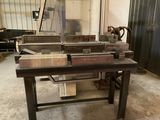 une photo d'un établi avec beaucoup d'outils dessus