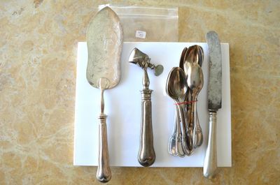 un couteau, une fourchette, une cuillère et un repose-cuillère posés sur une assiette