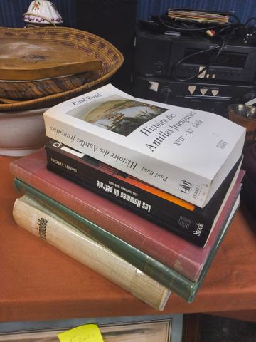 Lot de 5 livres dont 2 romans et 3 livres sur l'automobile
