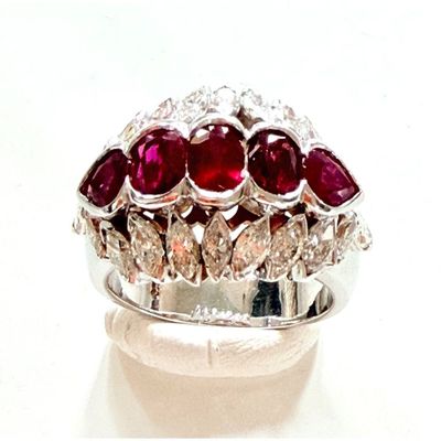 bague en rubis et diamants sur fond blanc