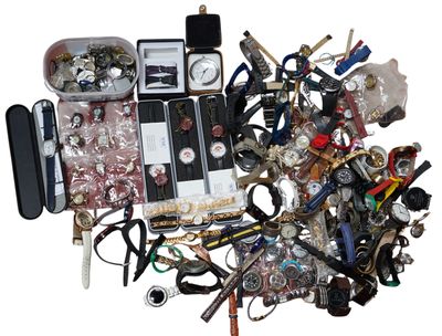 une pile d'objets assortis sur une surface blanche