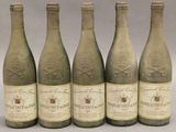 six bouteilles de vin sont alignées dans une rangée