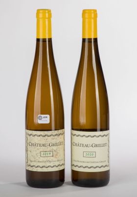 deux bouteilles de vin blanc posées l'une à côté de l'autre sur une table