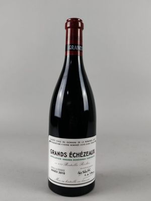 une photo d'une bouteille de vin posée sur une table