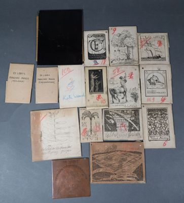 quelques vieux livres sont posés sur une table bleue