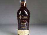 la bouteille est vide et prête à être remplie d'alcool