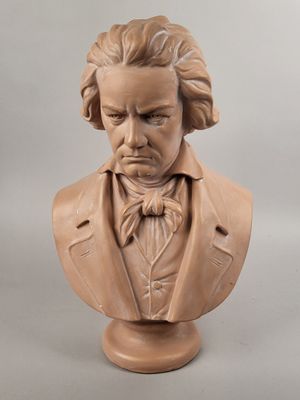 le buste d'un buste représentant un homme en costume et nœud papillon