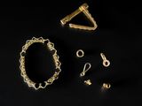 un ensemble de bijoux en or sur fond noir