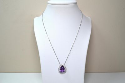 Collier en améthorate violet sur un mannequin, muni d'une chaîne