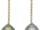 une paire de boucles d'oreilles en perles de Tahiti et en or