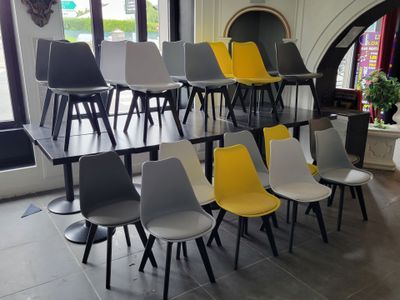 un grand nombre de chaises dans une pièce