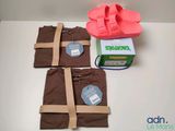 trois sacs posés sur une table à côté d'une boîte de chaussures