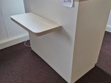 un bureau sur lequel se trouvent un ordinateur portable et une imprimante