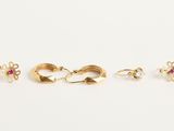 trois paires de boucles d'oreilles en or ornées de pierres roses