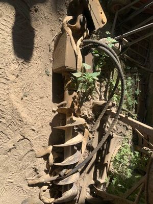une image représentant un squelette accroché à un mur