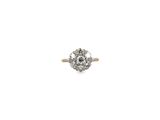 gros plan d'une bague en diamant sur fond blanc