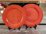deux assiettes orange posées sur une table en bois
