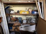 une pièce encombrée, avec des outils sur les étagères