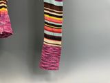 deux paires de chaussettes suspendues à un porte-vêtements