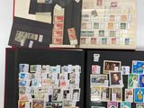 un livre avec des timbres, posé sur une table