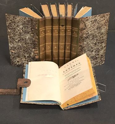plusieurs vieux livres sont empilés sur une table