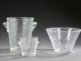 deux vases en verre transparent et un verre posés sur une table