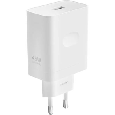 un gros plan d'un chargeur mural blanc sur fond blanc