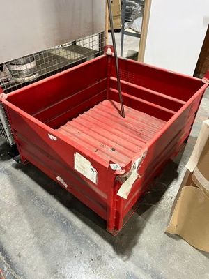 un petit chariot rouge posé par terre
