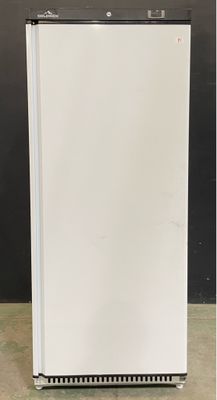 image d'un petit réfrigérateur blanc dans une pièce