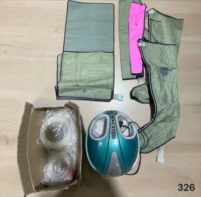 un sac contenant divers objets, posé sur une table