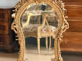 un miroir posé sur le sol devant une commode