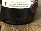 une bouteille de vin posée sur une table, avec une étiquette dessus