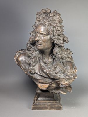sculpture représentant le buste d'un homme aux cheveux bouclés, posée sur un socle