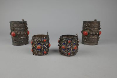 trois vases en argent ornés de pierres rouges et bleues