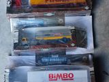 cinq types différents de petits trains dans des sachets en plastique