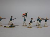 plusieurs figurines représentant des hommes en uniforme tenant des fusils et un drapeau