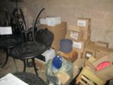 une pile de cartons et une chaise dans une pièce