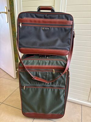 deux bagages posés l'un sur l'autre sur un sol carrelé