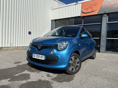 la voiture bleue est garée devant un bâtiment