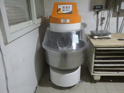 une machine qui se trouve dans le coin d'une pièce