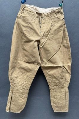 une photo d'un pantalon suspendu à une corde à linge