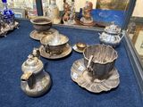de nombreux objets en argent exposés dans une vitrine