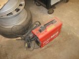une machine rouge posée sur le sol