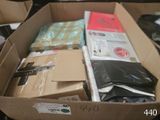 une boîte en carton remplie d'objets hétéroclites sur une table