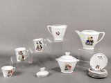 de nombreuses tasses et soucoupes posées sur une table