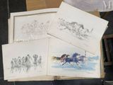 plusieurs dessins représentant des chevaux courant en file indienne sur une table