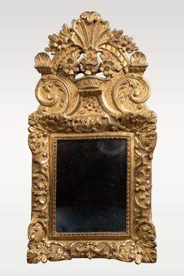 une image d'un miroir encadré d'or sur un mur blanc