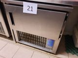 un lave-vaisselle en acier inoxydable sur lequel figure le chiffre 21